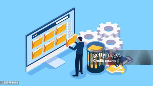 ilustrações, clipart, desenhos animados e ícones de organizar arquivos de computador, limpar e excluir arquivos de lixo, melhorar a eficiência do trabalho, reduzir a carga de trabalho, empresário isométrico para jogar os arquivos de lixo no computador no cesto de lixo dentro - arquivar documentos