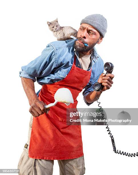 man and a cat having a disagreement - polyvalence photos et images de collection