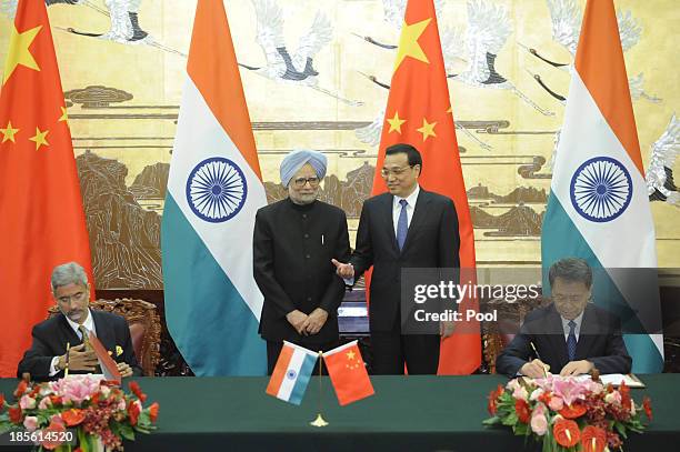 Indian Prime Minister Manmohan Singh and Chinese Premier Li Keqiang attend a signing ceremony at the Great Hall of the People on October 23, 2013 in...