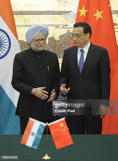 Indian Prime Minister Manmohan Singh and Chinese Premier Li Keqiang attend a signing ceremony at the Great Hall of the People on October 23, 2013 in...