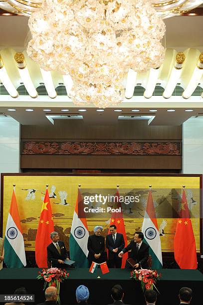 Indian Prime Minister Manmohan Singh and Chinese Premier Li Keqiang attend a signing ceremony at the Great Hall of the People on October 23, 2013 in...