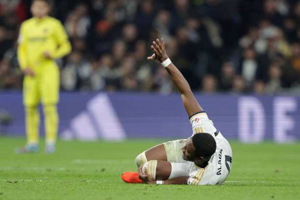 Alaba lesiona durante jogo e gera desfalque para o Real Madrid David Alaba of Real Madrid injured during the LaLiga EA Sports match between Real Madrid v Villarreal at the Santiago Bernabeu Stadium on December...