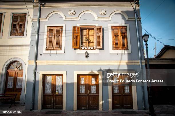 facade of residential building - house golden hour stock pictures, royalty-free photos & images