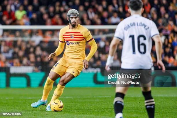 Ronald Araujo of FC Barcelona is in action during the LaLiga EA Sports match between Valencia CF and FC Barcelona at Estadio de Mestalla in Valencia,...