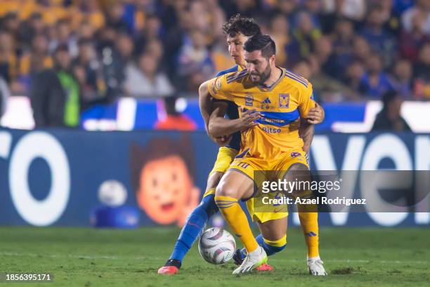 Andre-Pierre Gignac of Tigres fights for the ball with Igor Lichnovsky of América during the final first leg match between Tigres UANL and America as...