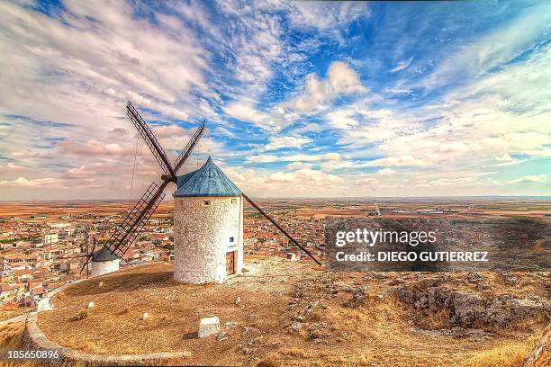 molinos de viento - provinz toledo stock-fotos und bilder