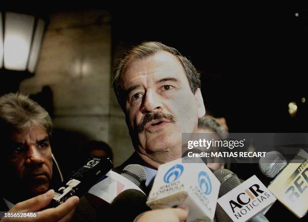 Mexican president-elect Vicente Fox talks to the press 06 August 2000 after his arrival in Santiago, Chile. El presidente electo de Mexico Vicente...