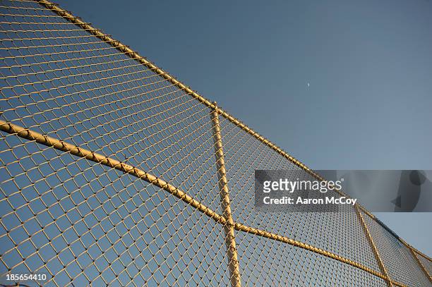 fence and moon - wire mesh fence stock-fotos und bilder