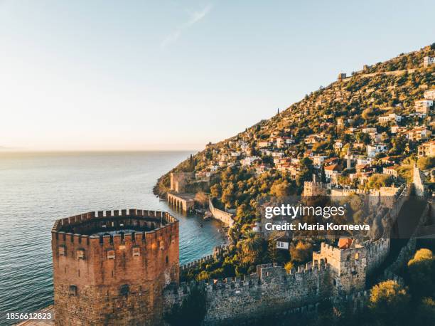 red tower and old walls of the alanya fortress, antalya turkey. - turquie photos et images de collection