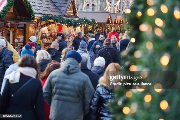 December 2023, Berlín: Image of a Christmas market in Berlin. According to the Ifo economic institute, the mood of the German economy dropped...