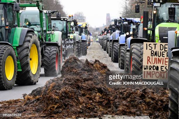 20 godina pratim izbore, ovo još nisam vidjela Tractors-displaying-placards-make-their-way-through-a-hot-pile-of-manure-dumped-in-a-main