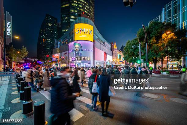 shanghai nanjing road intersection - shanghai city life stock pictures, royalty-free photos & images