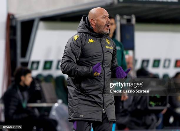 Vincenzo Italiano, Head Coach of ACF Fiorentina reacts during the UEFA Europa Conference League match between Ferencvarosi TC and ACF Fiorentina at...