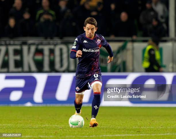 Maxime Lopez of ACF Fiorentina controls the ball during the UEFA Europa Conference League match between Ferencvarosi TC and ACF Fiorentina at...