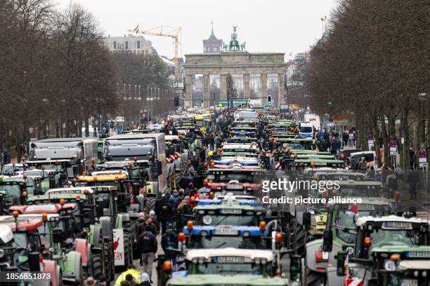 December 2023, Berlín: German farmers protest with their tractors in front of the Brandenburg Gate in Berlin. Photo: Fabian Sommer/dpa