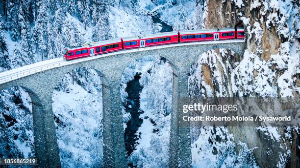 swiss red train crossing landwasser viaduct - landwasser viaduct photos et images de collection