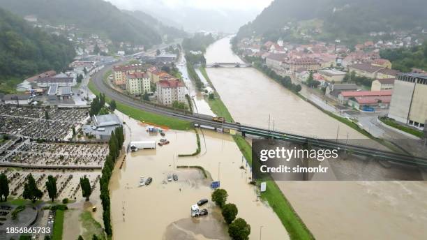 town being flooded by river overflowing - assistência em catástrofes imagens e fotografias de stock