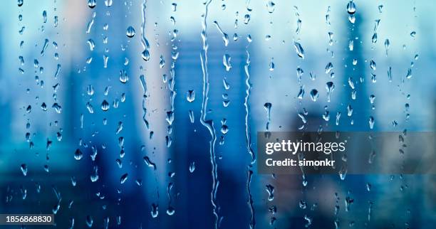 primo piano delle gocce di pioggia sulla finestra - torrential rain foto e immagini stock