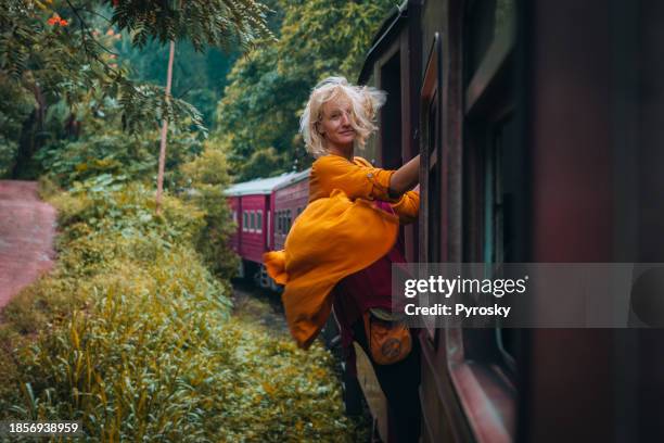 eine frau genießt eine zugfahrt in sri lanka - lebensweg stock-fotos und bilder