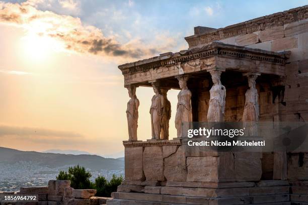 the erechtheion - clásico fotografías e imágenes de stock
