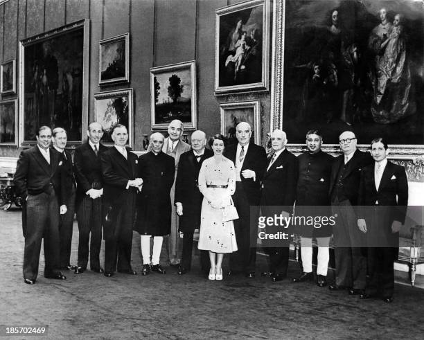 La Reine Elizabeth II pose avec les délégués des pays du Commonwealth lors d'une réception qu'elle a donné à Buckingham Palace le 06 juin 1953, à...