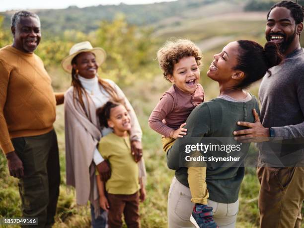 familia extendida negra despreocupada disfrutando en una colina en un día de otoño. - familia multigeneracional fotografías e imágenes de stock