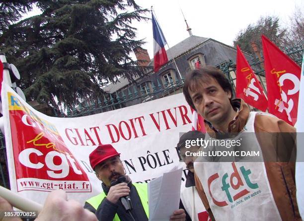 Plusieurs centaines de salariés du groupe GIAT industrie manifestent, le 27 février 2003 à Roanne, dans le cadre de la journée nationale d'action...