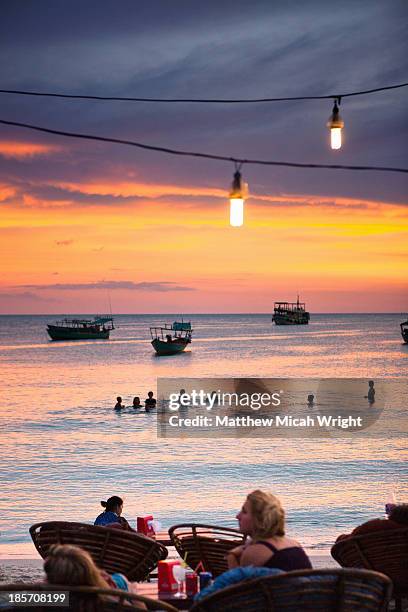 girls watch the sunset as they have dinner - dinner boat imagens e fotografias de stock