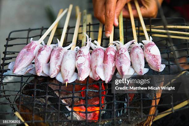 the street food of fresh grilled calamari - matthew calamari - fotografias e filmes do acervo