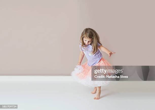 dancer - roze jurk stockfoto's en -beelden