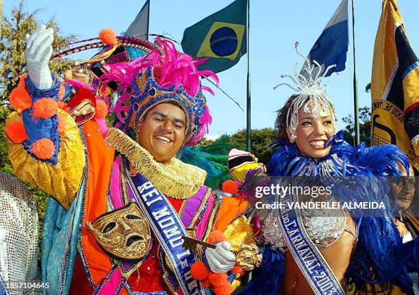 The "Rey Momo" Alex de Oliveira poses with the Queen of Carnival Amanda Barbosa in Rio de Janeiro, Brazil 28 February 2003. El "Rey Momo" Alex de...