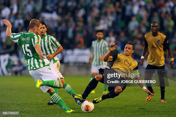Betis' French defender Perquis vies for the ball with Vitoria Guimaraes' Brazilian midfielder Leonel Olimpio during the UEFA Europa league Group I...