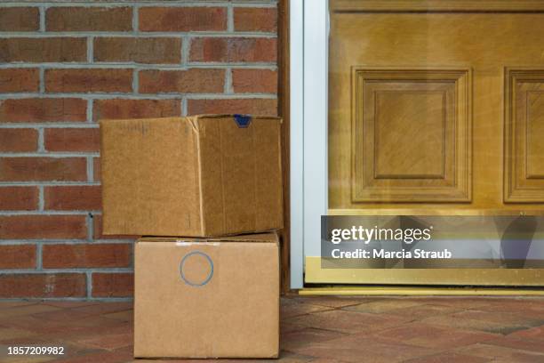 package boxes delivered to the front porch - soleira de porta imagens e fotografias de stock