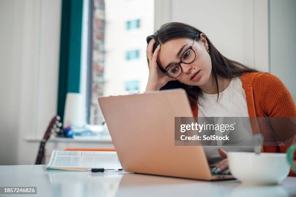studente stressato che studia - confusione mentale foto e immagini stock