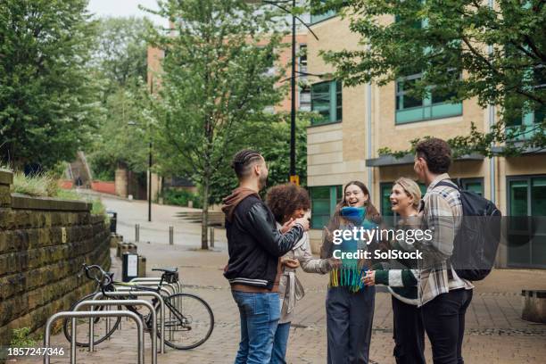 pläne für die zeit nach dem unterricht machen - campus stock-fotos und bilder