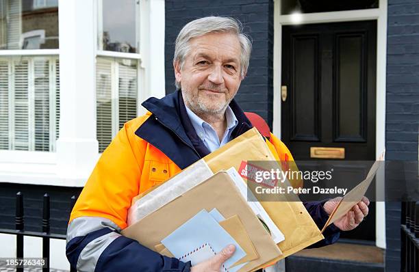 senior courier/postman - postbode stockfoto's en -beelden