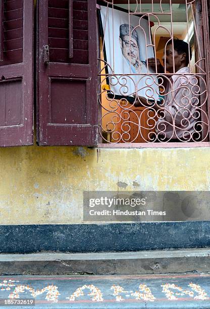 An artist sketches a portrait of late legendry Bollywood singer Prabodh Chandra Dey popularly known as Manna De at the Dey’s residence on October 24,...