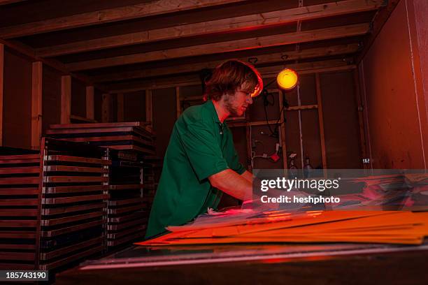 man working in darkroom in screen printing workshop - heshphoto - fotografias e filmes do acervo