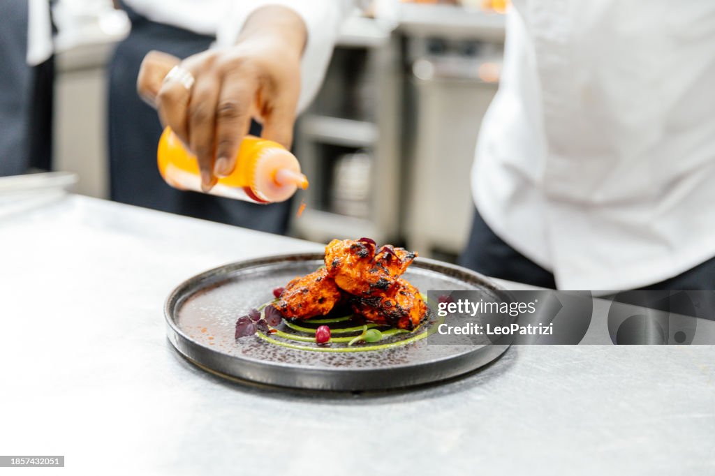Professioneller Koch, der indisches Essen kocht