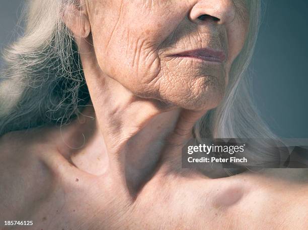 woman's neck - old skin stockfoto's en -beelden