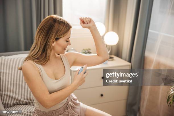 frau trägt deodorant unter den armen auf. - unter dem arm stock-fotos und bilder