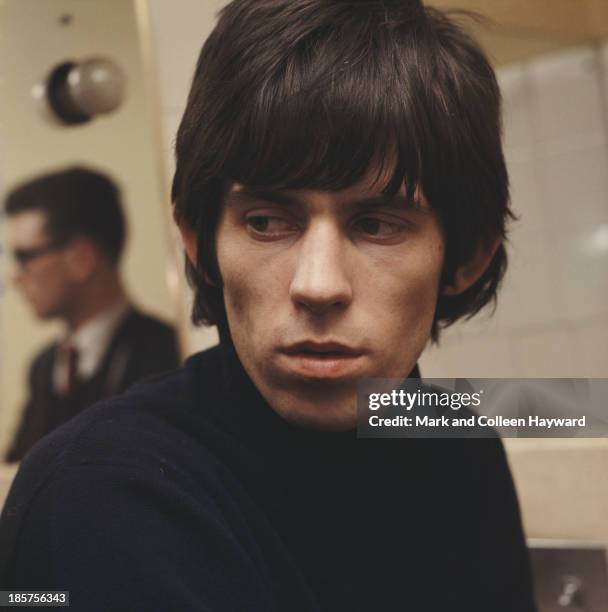 Circa 1965: English guitarist and member of The Rolling Stones Keith Richards posed backstage circa 1965.