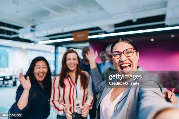 selfie de compañeros de trabajo en la oficina - autofoto fotografías e imágenes de stock