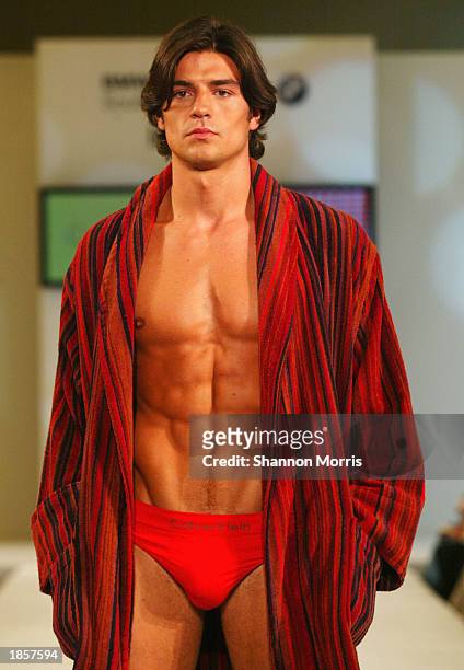220 Calvin Klein 2003 Collection Photos and Premium High Res Pictures -  Getty Images