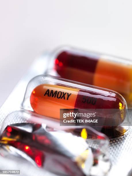 amoxicillin antibiotic drug capsules - amoxicillin - fotografias e filmes do acervo