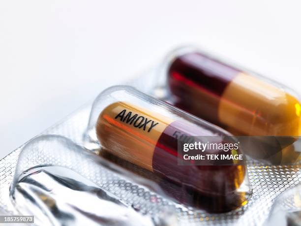 amoxicillin antibiotic drug capsules - amoxicillin - fotografias e filmes do acervo