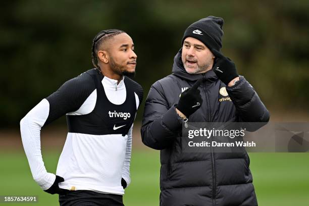 Christopher Nkunku and Head Coach Mauricio Pochettino of Chelsea during a training session at Chelsea Training Ground on December 18, 2023 in Cobham,...