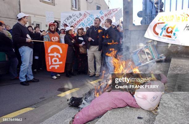 Des salariés du secteur textile manifestent, le 08 mars 2003 devant les grilles de la sous-préfecture de Bressuire, aux côtés des salariés de Grimaud...