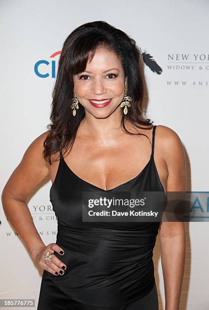 Reuben Singer 102 Gloria Reuben Singer Stock Photos, High-Res Pictures, and Images ...