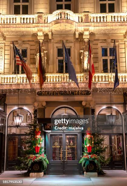 ingresso hotel sacher, periodo natalizio, vienna - centro di vienna foto e immagini stock